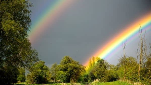 dos arcoiris en el cielo al mismo tiempo